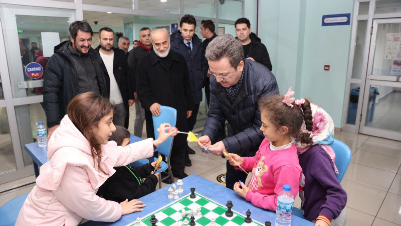 Vali Ünlü, Depremzede Vatandaşlarımızı Kandil Gecesi de Yalnız Bırakmadı