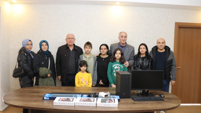 PİRAZİZ BELEDİYESİ'NDEN DEPREMZEDE ÇOCUKLARA TABLET, BİLGİSAYAR VE İNTERNET SAĞLAYICI !